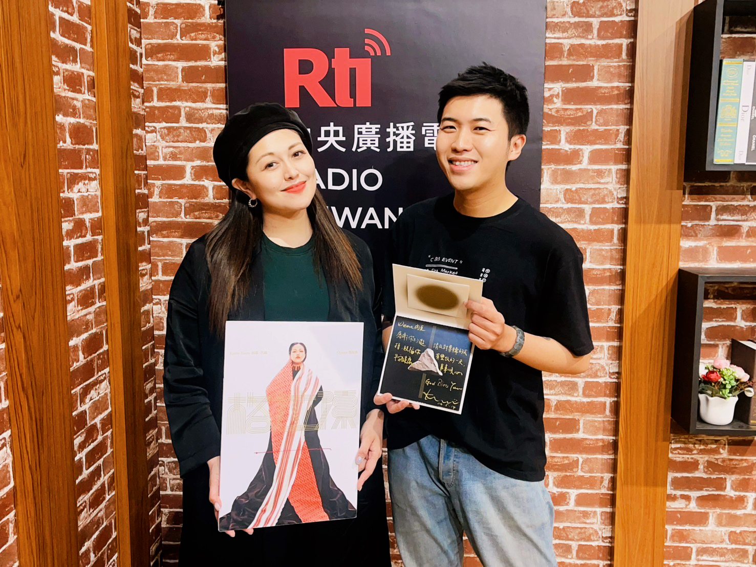 主持人內克與來賓Kumu Basaw 姑慕·巴紹（左）