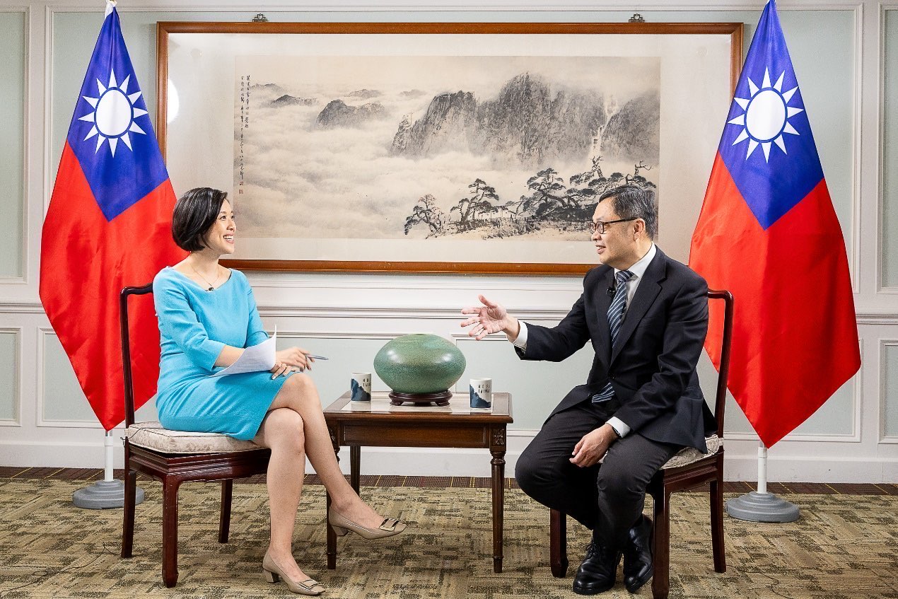 外交部次長陳明祺(右)接受國際財經媒體彭博電視(Bloomberg TV)專訪，說明台美貿易談判進度。(外交部提供)