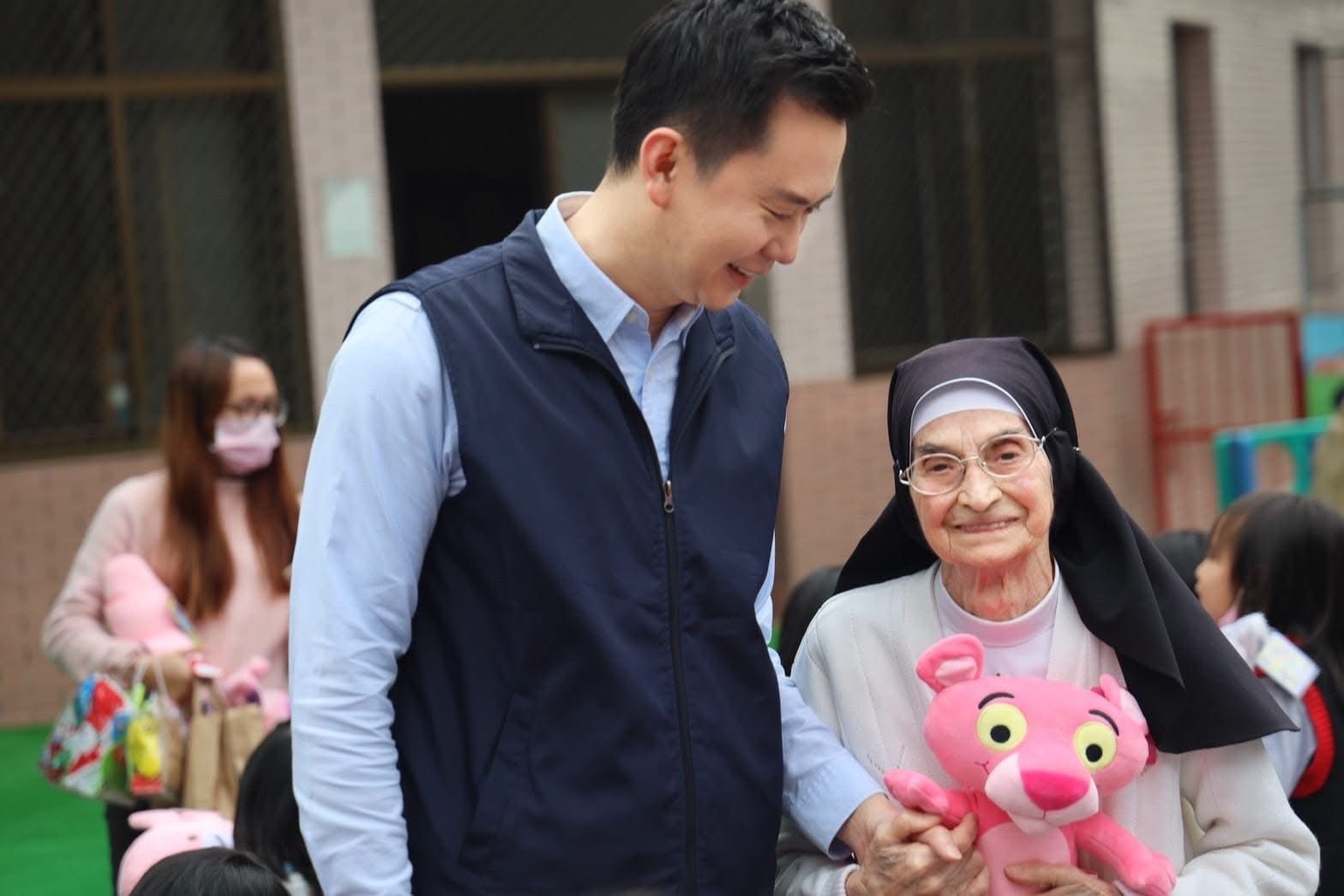 義大利修女趙秀容(右)長年對偏鄉貢獻，並於新竹縣尖石鄉錦屏村那羅部落創立幼兒園，幫助無數貧困孩子，趙秀容30日辭世，享壽93歲，新竹縣竹北市長鄭朝方(左)表達不捨。(圖取自鄭朝方臉書)