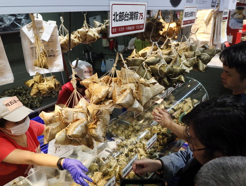 每年農曆五月初五是台灣重要的傳統節日端午節，台北南門市場販售北部粽、南部粽、湖州粽、鹼粽、甜粽等各式粽子供民眾選購。中央社記者郭日曉攝  114年5月31日 (圖：中央社)