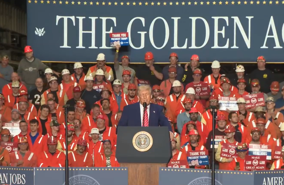 美國總統川普(Donald Trump)30日在賓州一座美國鋼鐵(US Steel)工廠向工人們發表演說。(FB/@POTUS)