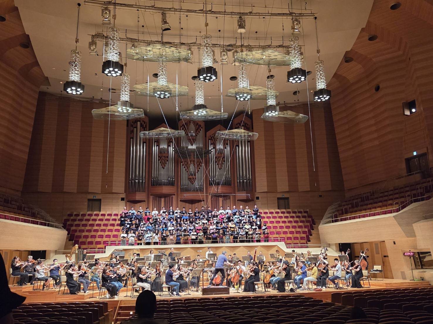 NSO2日晚上首登東京三得利音樂廳演出，樂團下午花許多時間彩排，希望有精彩演出。（江昭倫 攝）