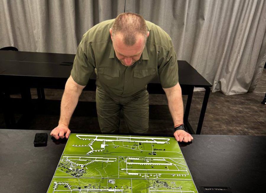 圖為烏克蘭安全局局長馬列克(Vasyl Maliuk)正在研究俄羅斯的空軍基地空拍圖。 (圖:X@ServiceSsu)