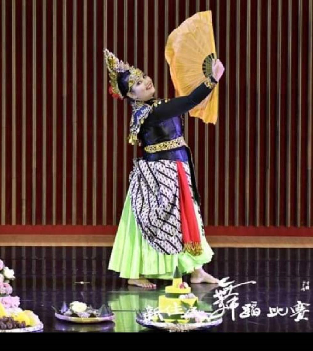 黎艾蜜老師的舞姿曼妙，眼神更迷人