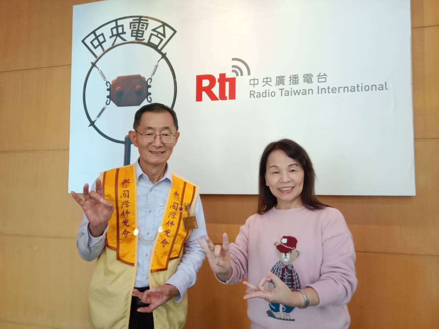 這個手勢是如意吉祥的意思