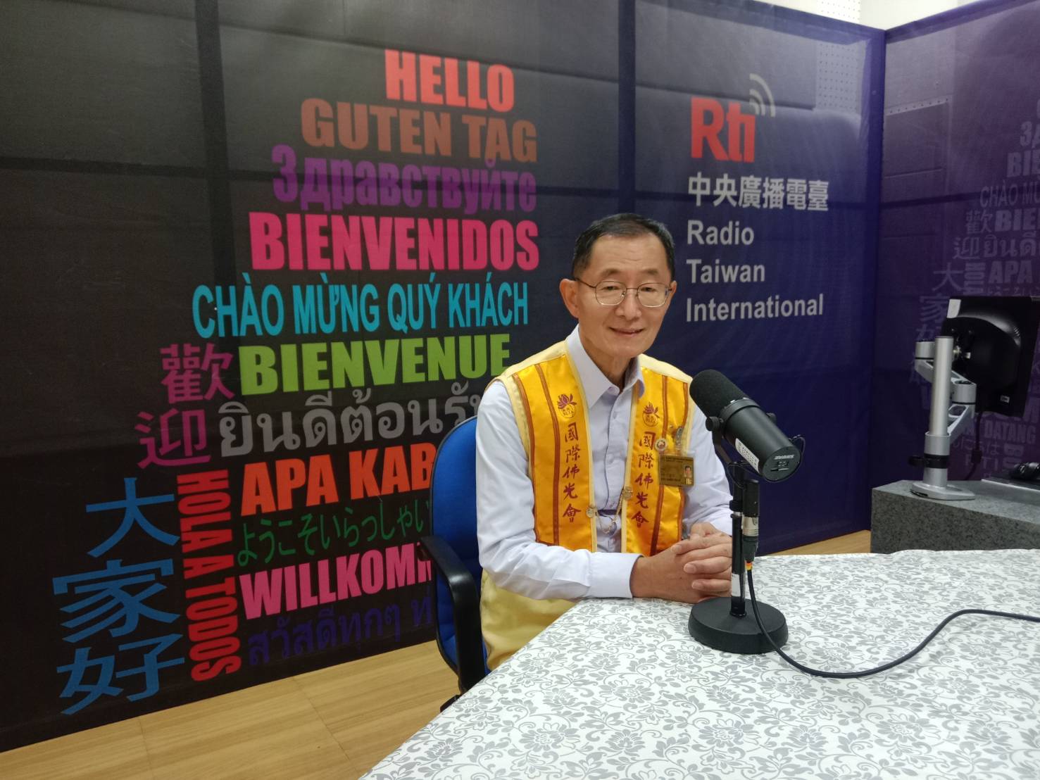 江大哥曾經擔任佛光山新店分會會長，現在的職務是督導，追隨星雲大師推廣人間佛法