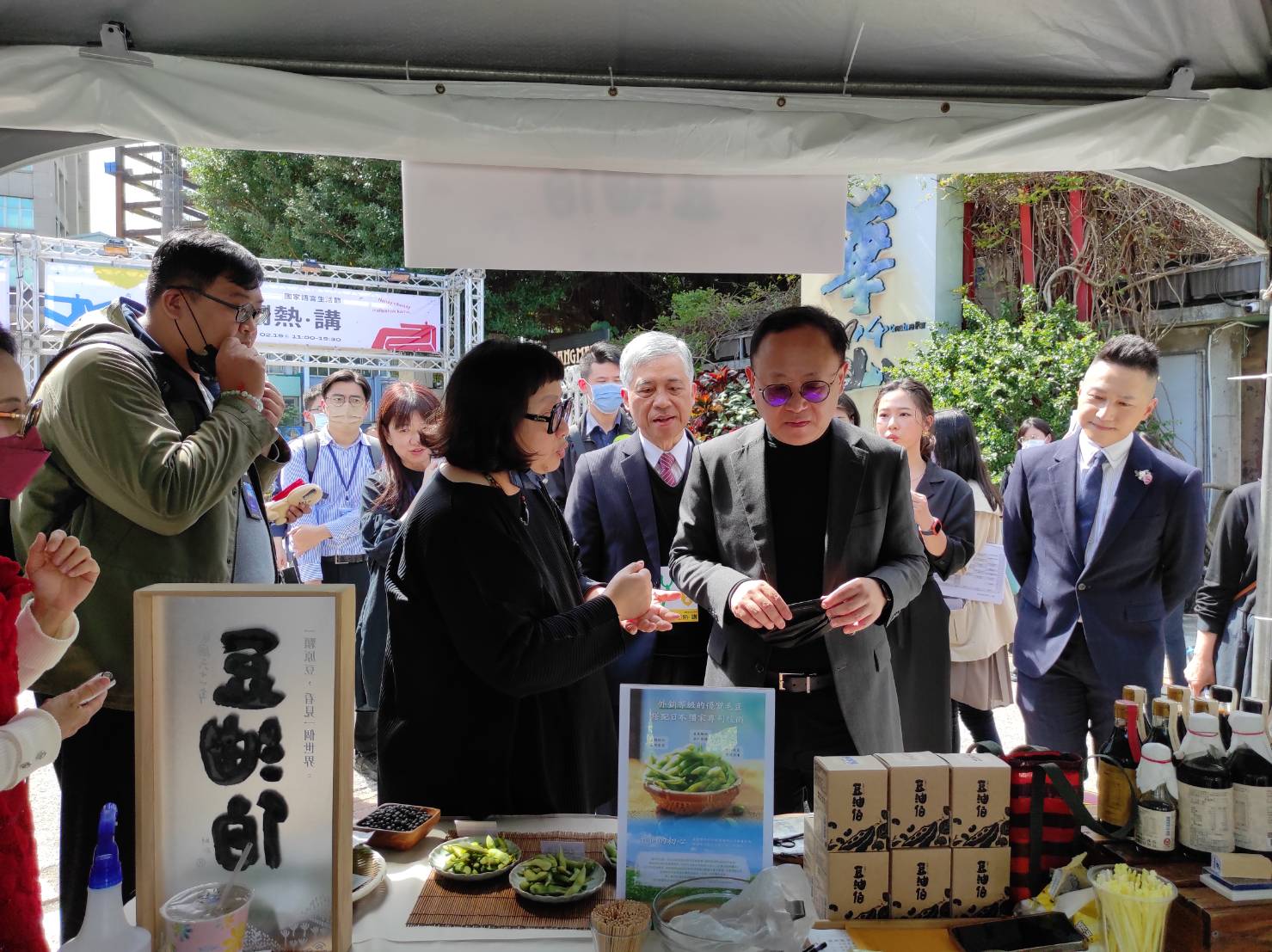 文化部長史哲和客委會范副主委等人參觀各攤位市集