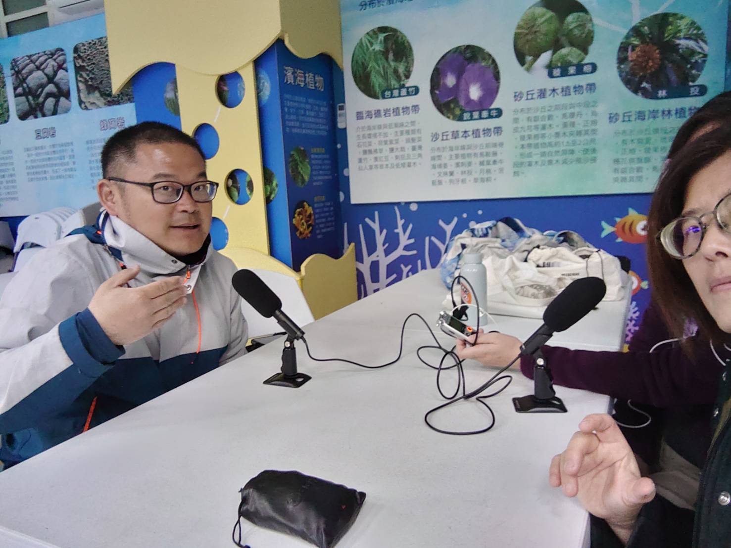 郭兆偉（左）在鼻頭國小接受主持人訪問