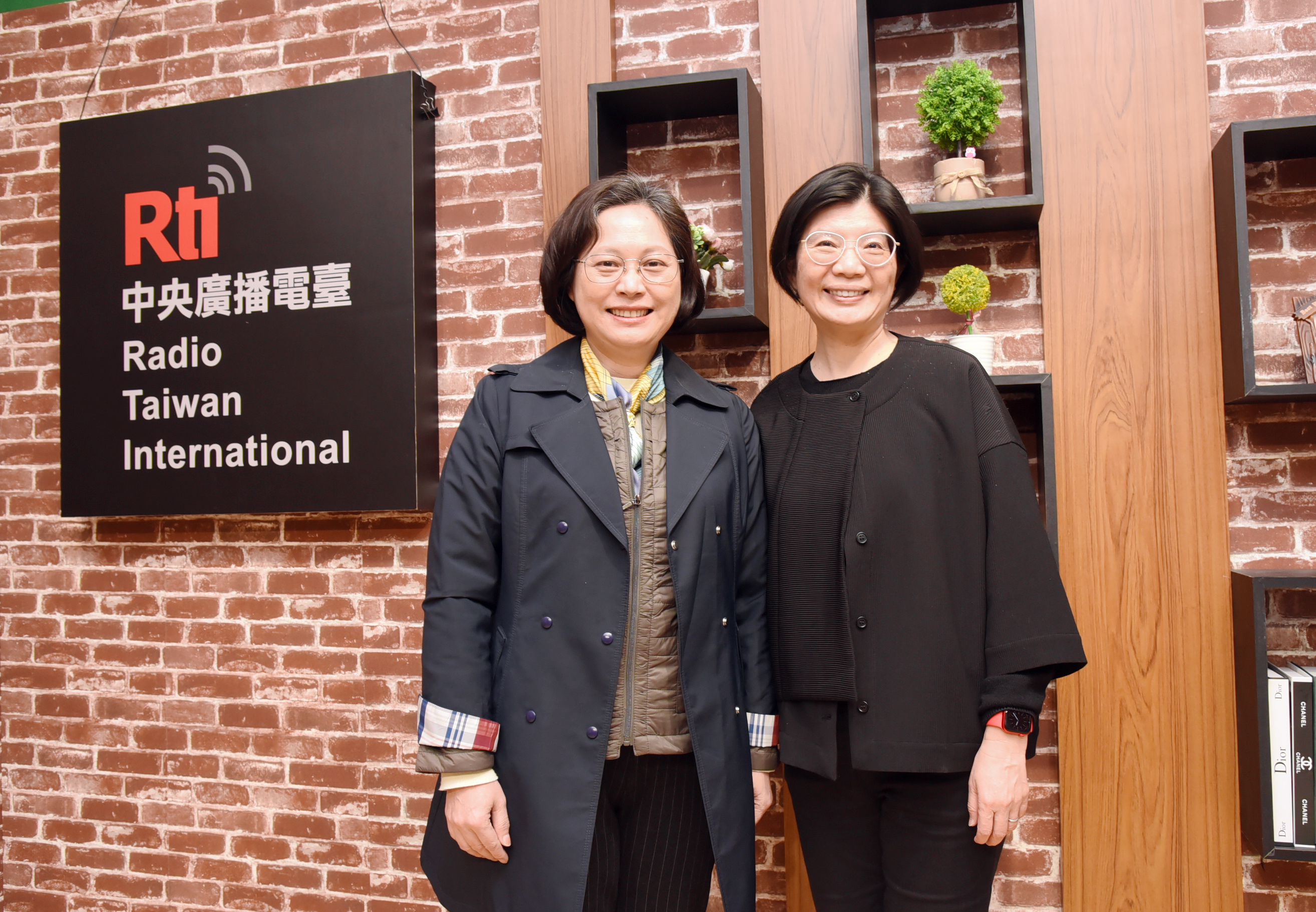 賴香伶立委和央廣董事長賴秀如(右)合影