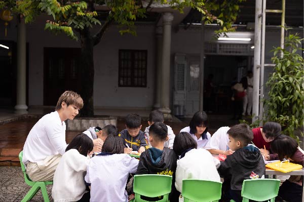 炎亞綸在越南德山兒童之家陪伴院童畫畫。（圖/ 至善基金會）