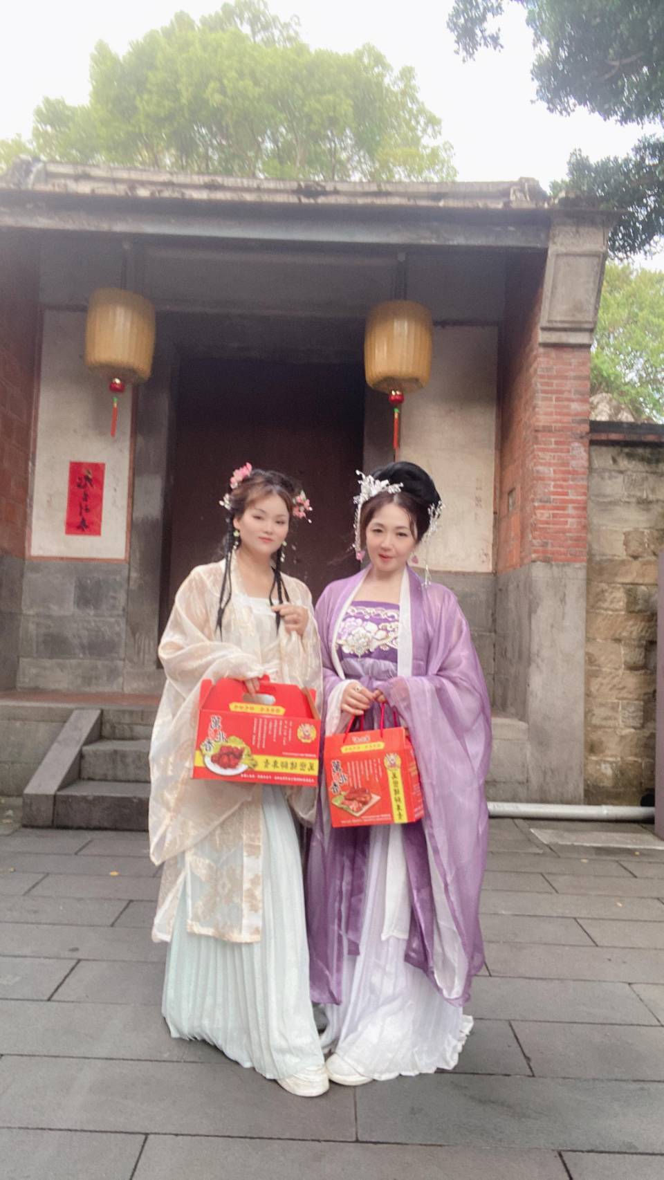 既是學生，也是老師，是演藝經紀，也是舞台彩粧大師，更令人羡慕不只與女兒情同姐妹，更似姐妹！