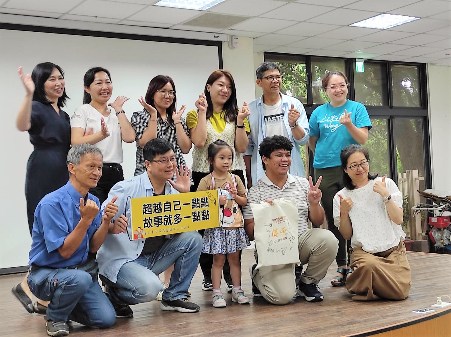 獲得優勝的愛情恰恰節目組員合影，他們在節目中分享自己飄洋過海的愛情故事。