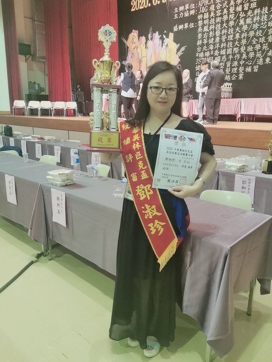 鄧淑珍堅持站講台，只是對象由升學學子，轉換為再就業主婦﹗