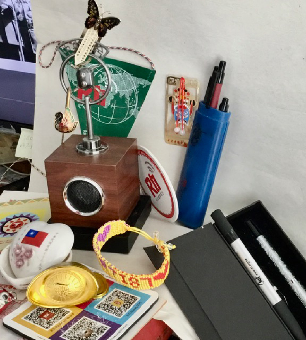 央廣製作的眾多紀念品（圖/加拿大聽友黃宇提供）