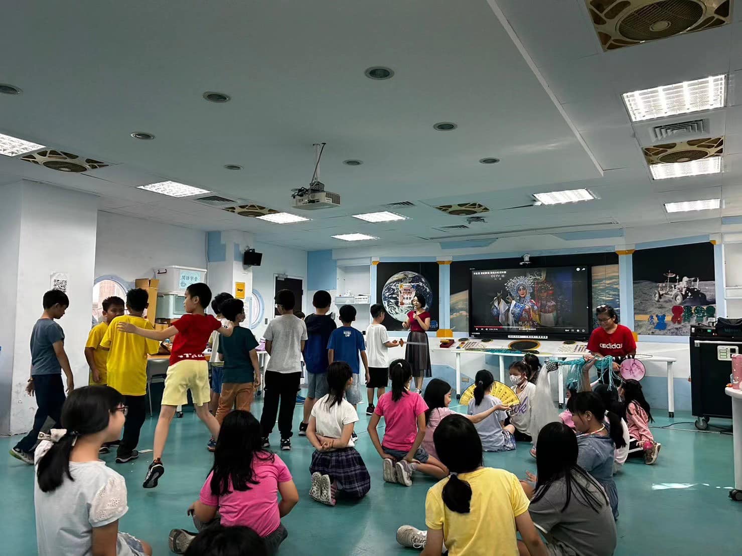40進入戲曲學院與兒女年齡相仿同學一起學習  繼而完成台藝大碩士學位 投身基層發揚傳統戲曲教育