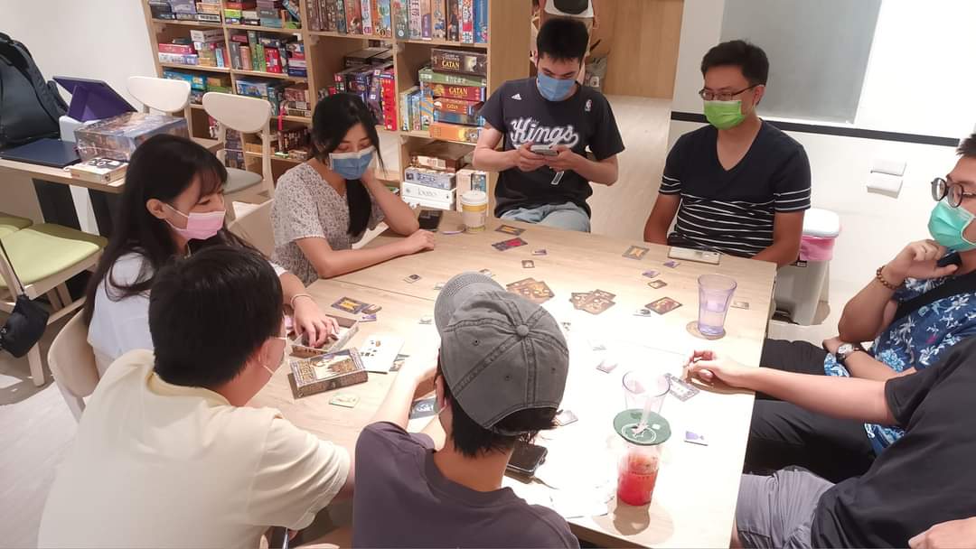 玩桌遊（圖/取自「桌友之地」FB）