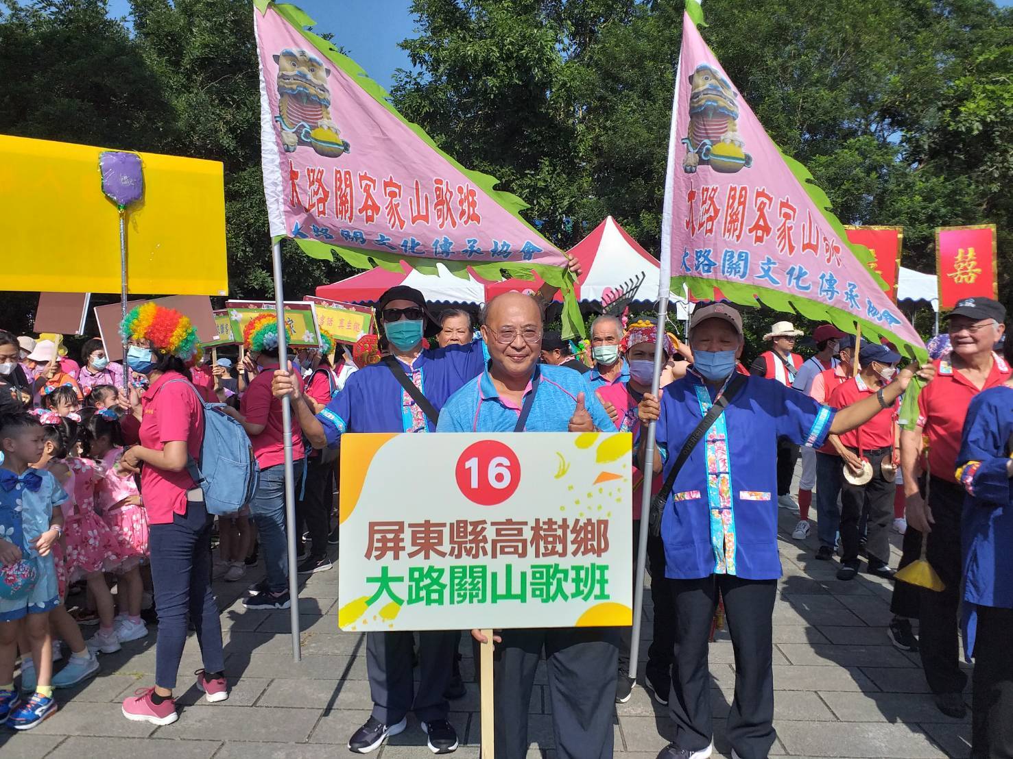 舉牌者為溫智博理事長，推廣客家文化不遺餘力