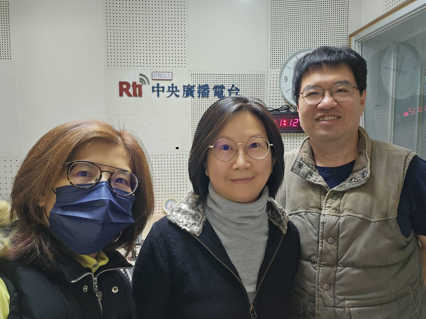 黃之暘老師（右）與主持人合影