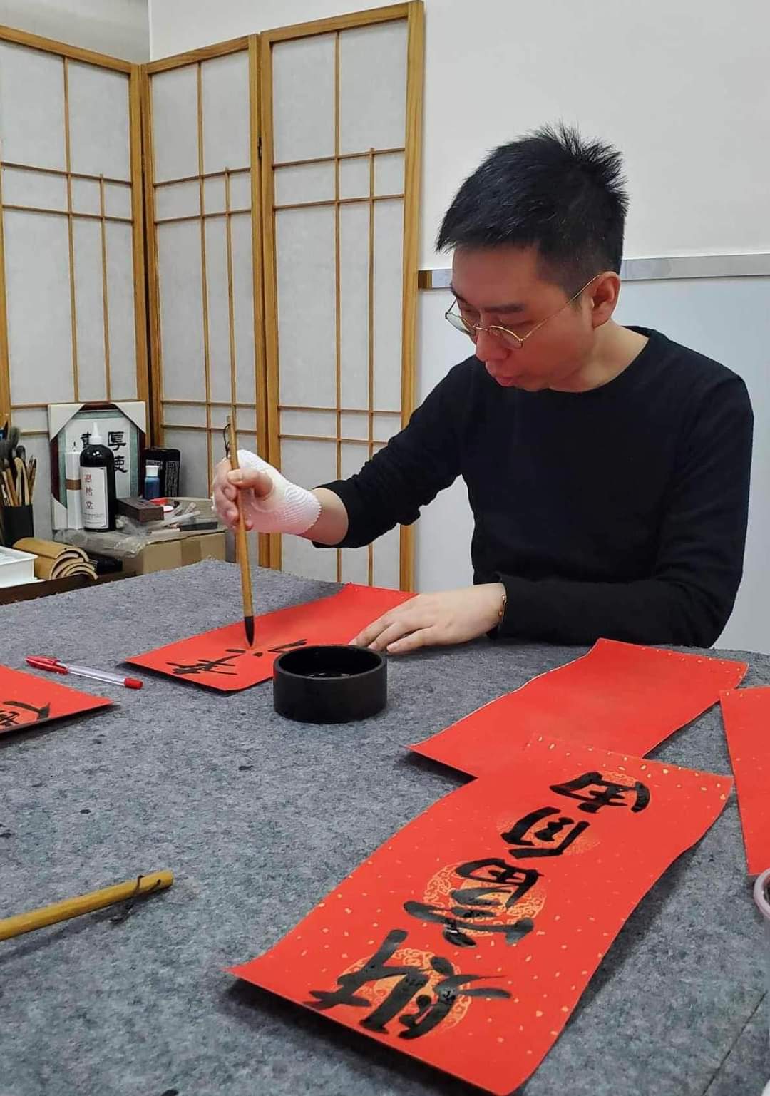 詩人兼書法家邢悅現場揮毫