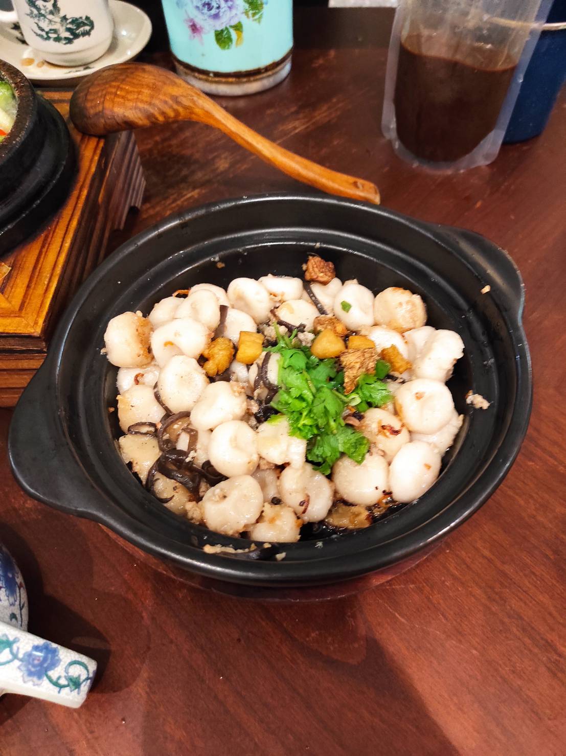 當地客家名菜算盤子，用芋頭跟糯米粉等材料製成