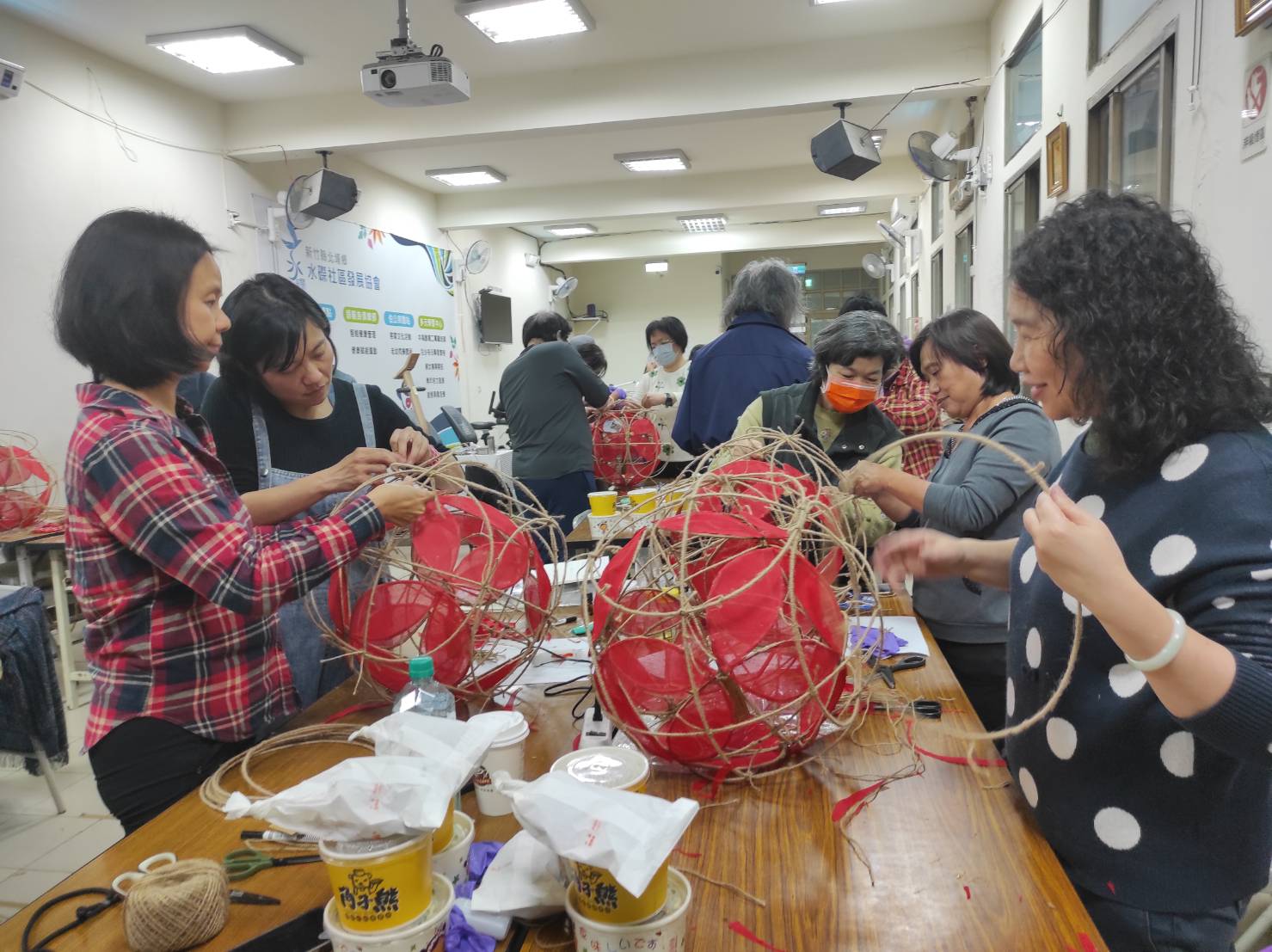 社區居民認真投入滾燈的製作