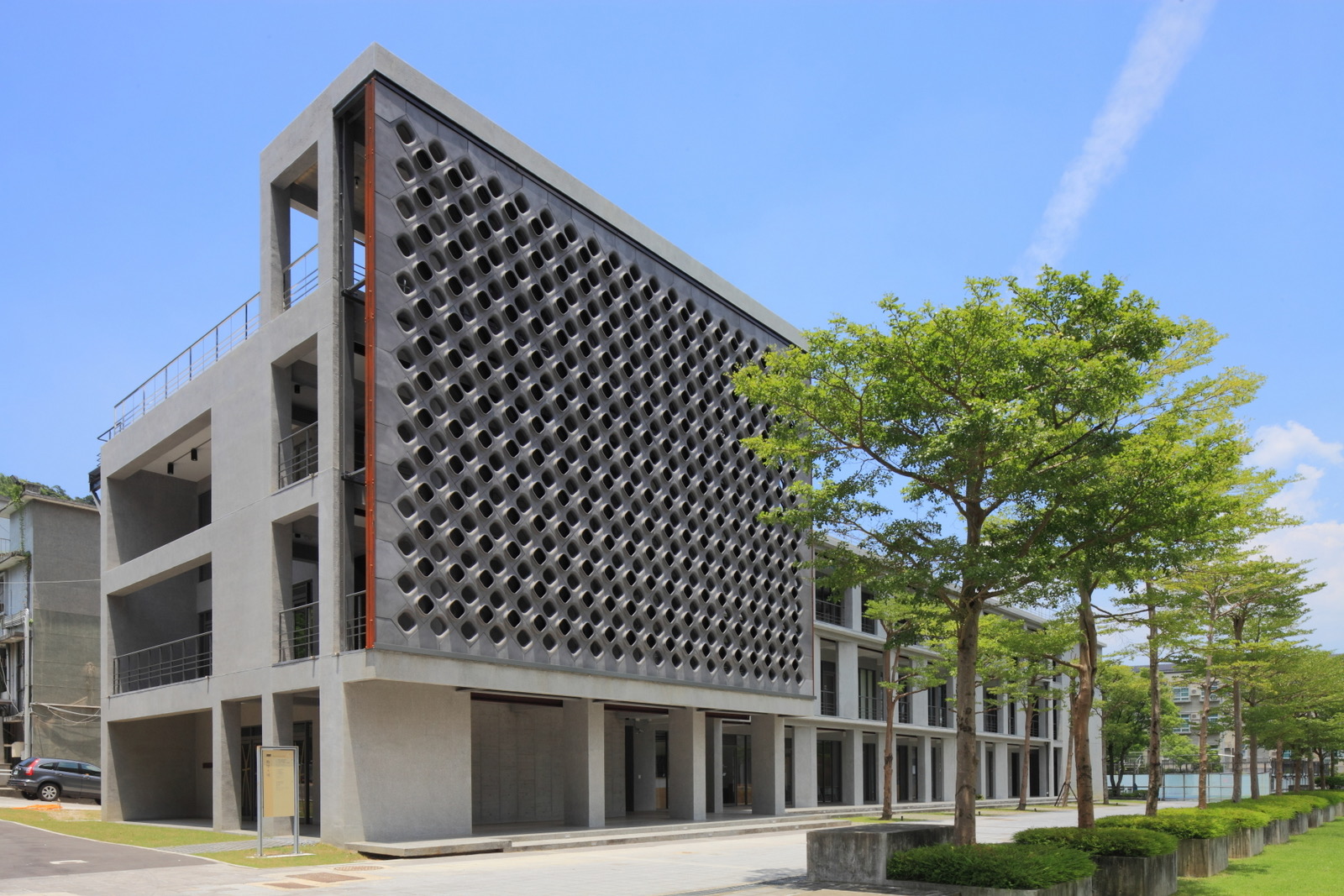 實踐大學教學行政大樓更新