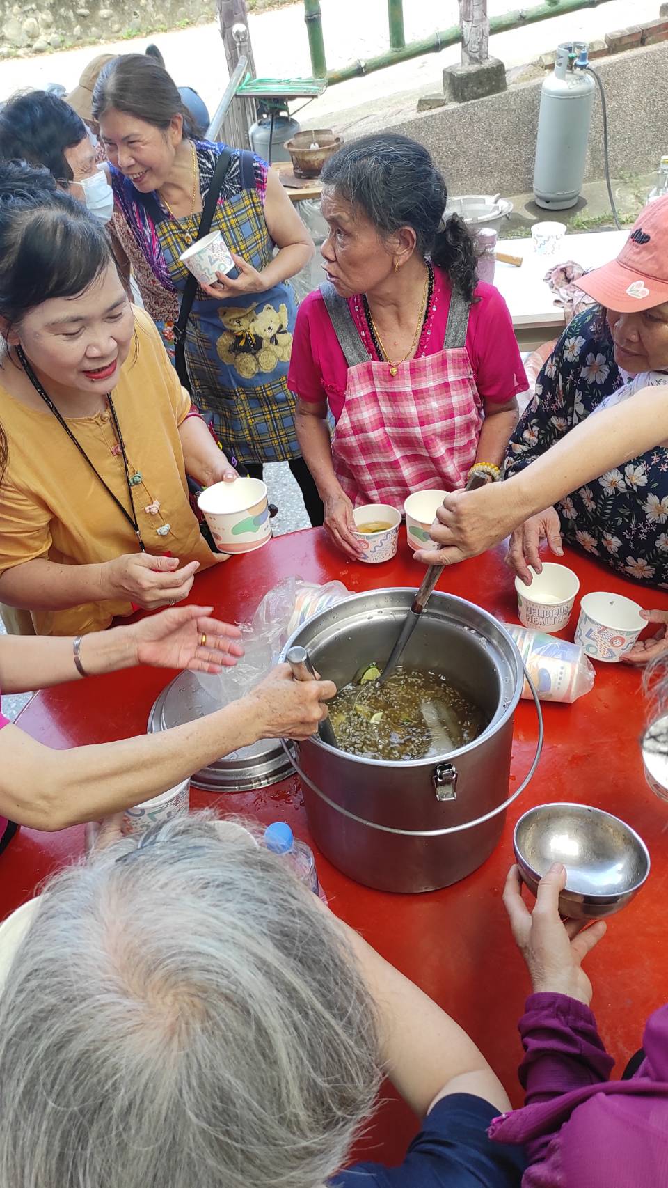 客家鄉親打斗敘，濃濃人情味
