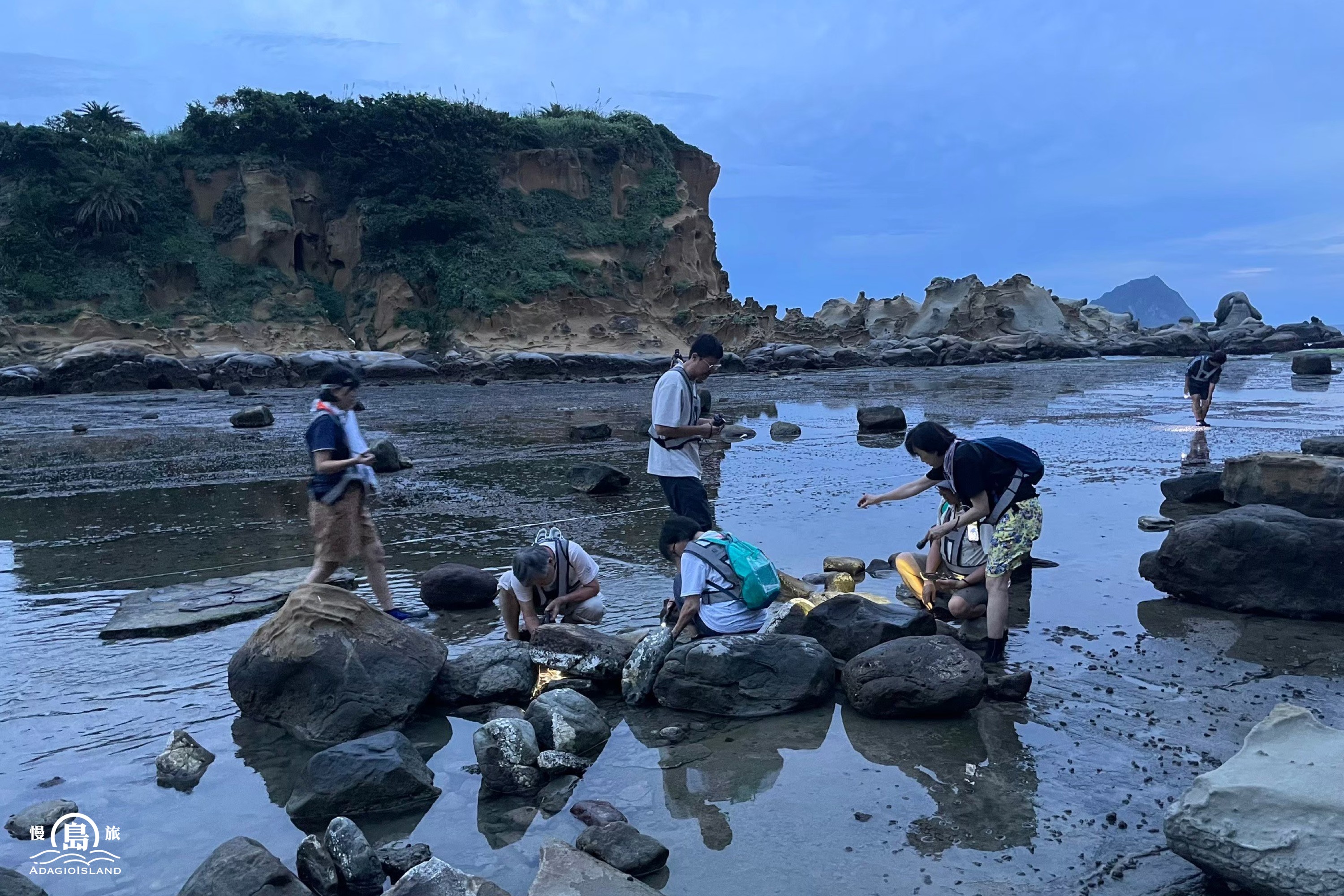 公民科學家夜間潮間帶找螺（照片由慢島旅提供）