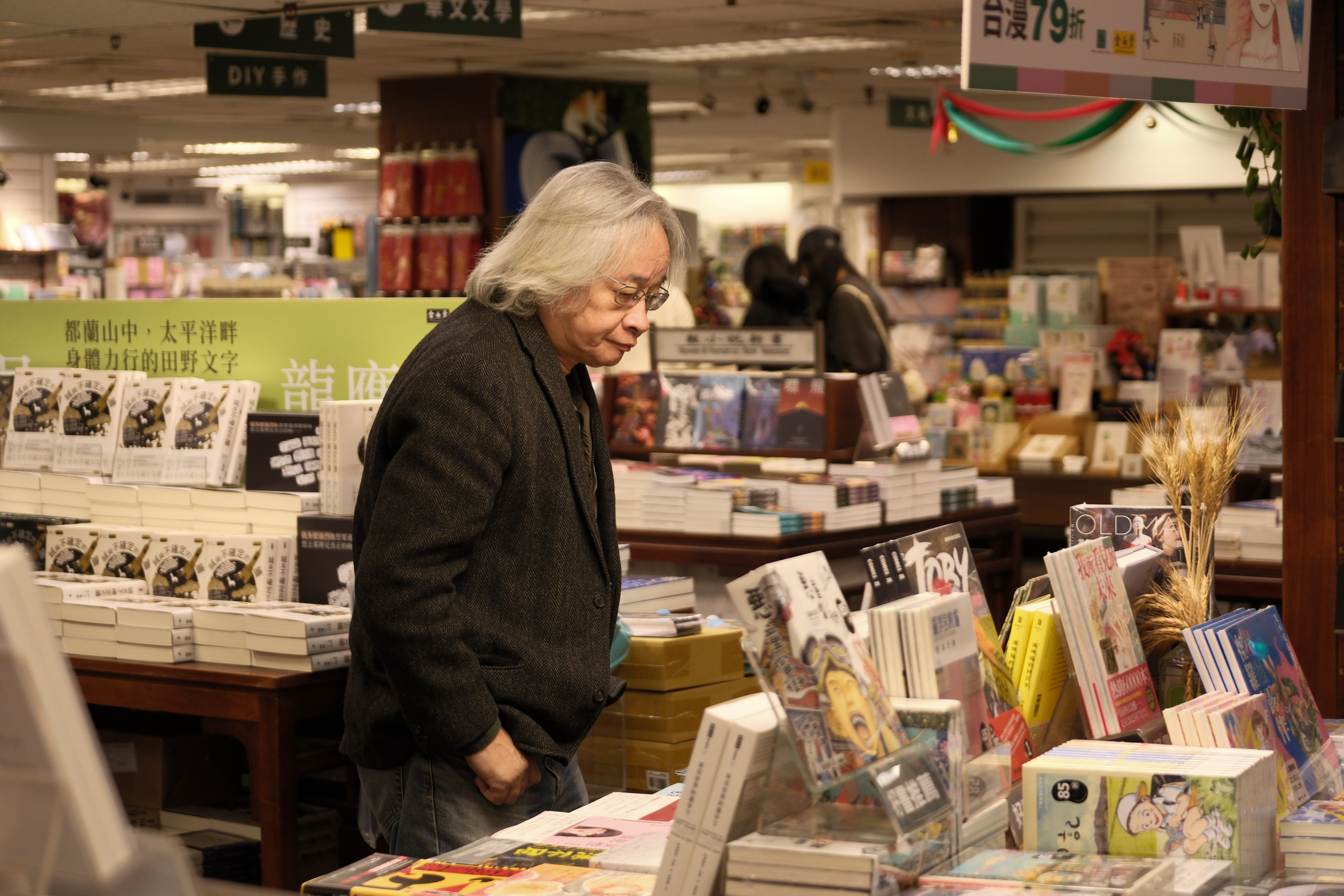 作家馮光遠曾任金石堂創意總監，忠孝店的大浴缸、紅樓劇場的書本走秀，都是源於他的創意發想。