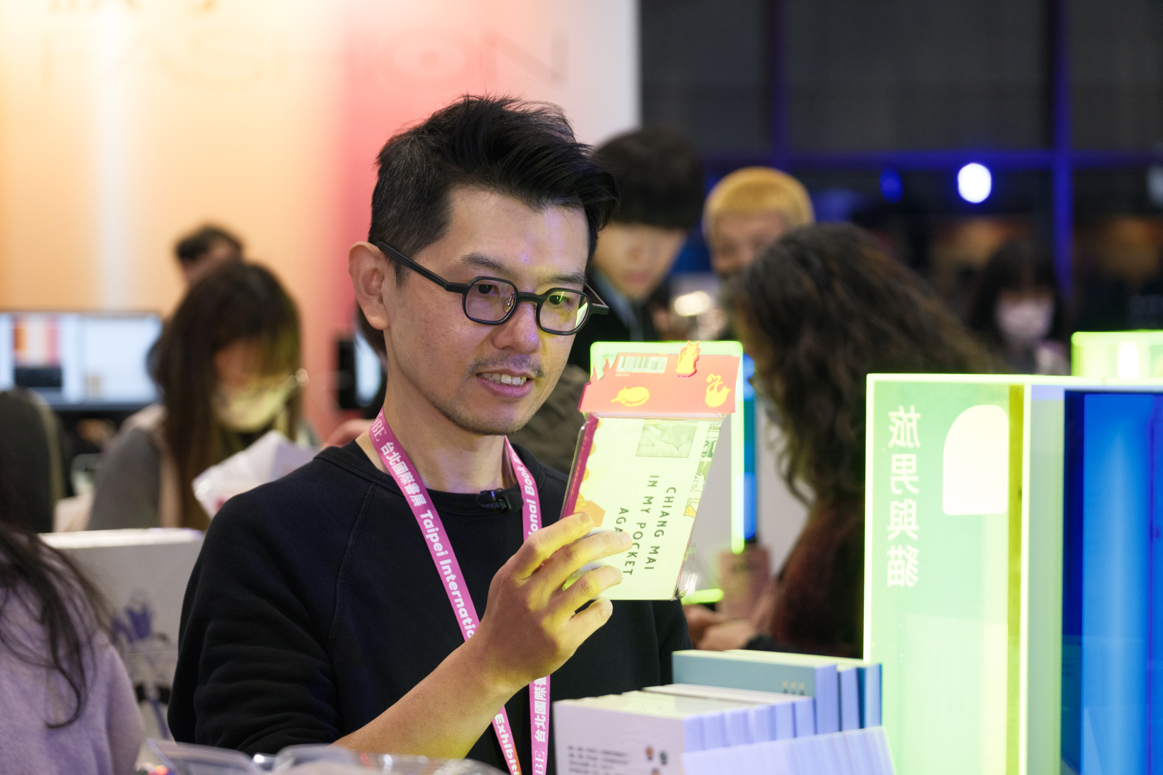獨立出版聯盟帶來「讀字 Fashion」公民書區，兩年內新書以原價販售，希望喚醒大眾對圖書定價的重視。