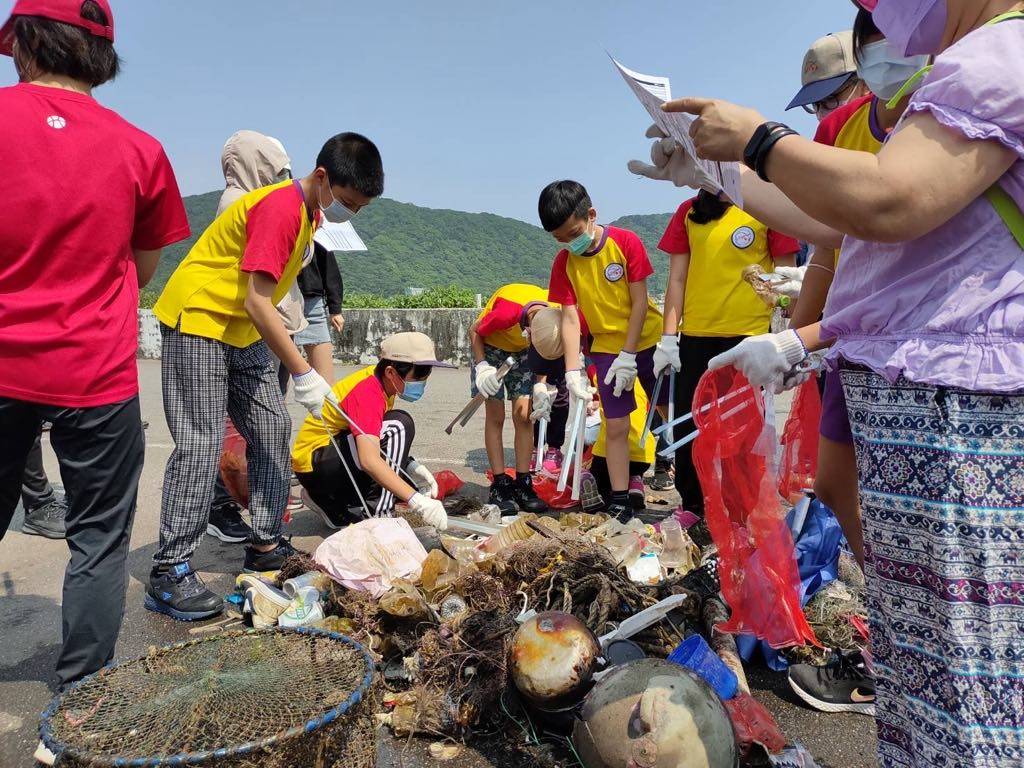 和美國小師生進行海廢垃圾分類