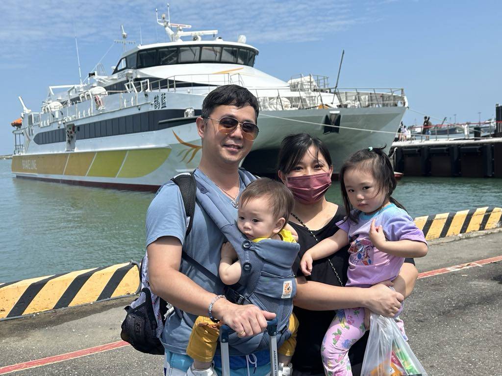 陳徵蔚全家坐船去澎湖南方四島海清