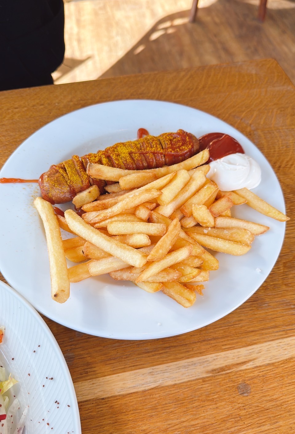 德國咖哩香腸（Currywurst）是德國最具代表性的街頭美食之一。