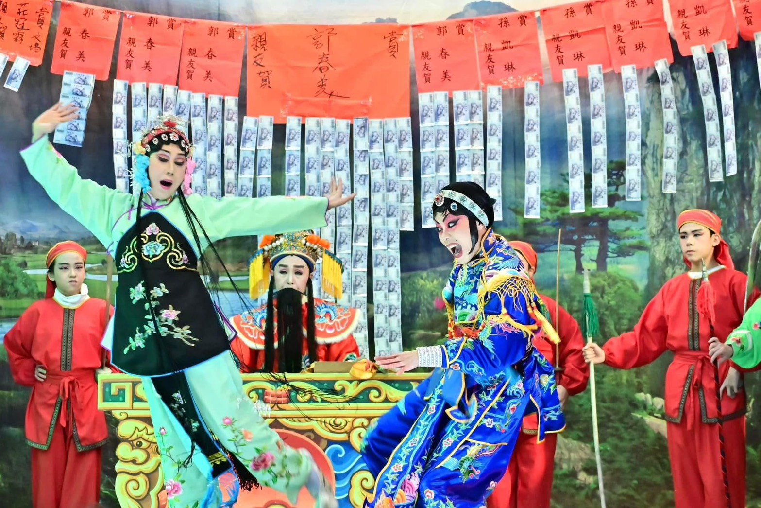 戲班貼紅紙的盛況(圖片出自：春美歌劇團-孫凱琳)