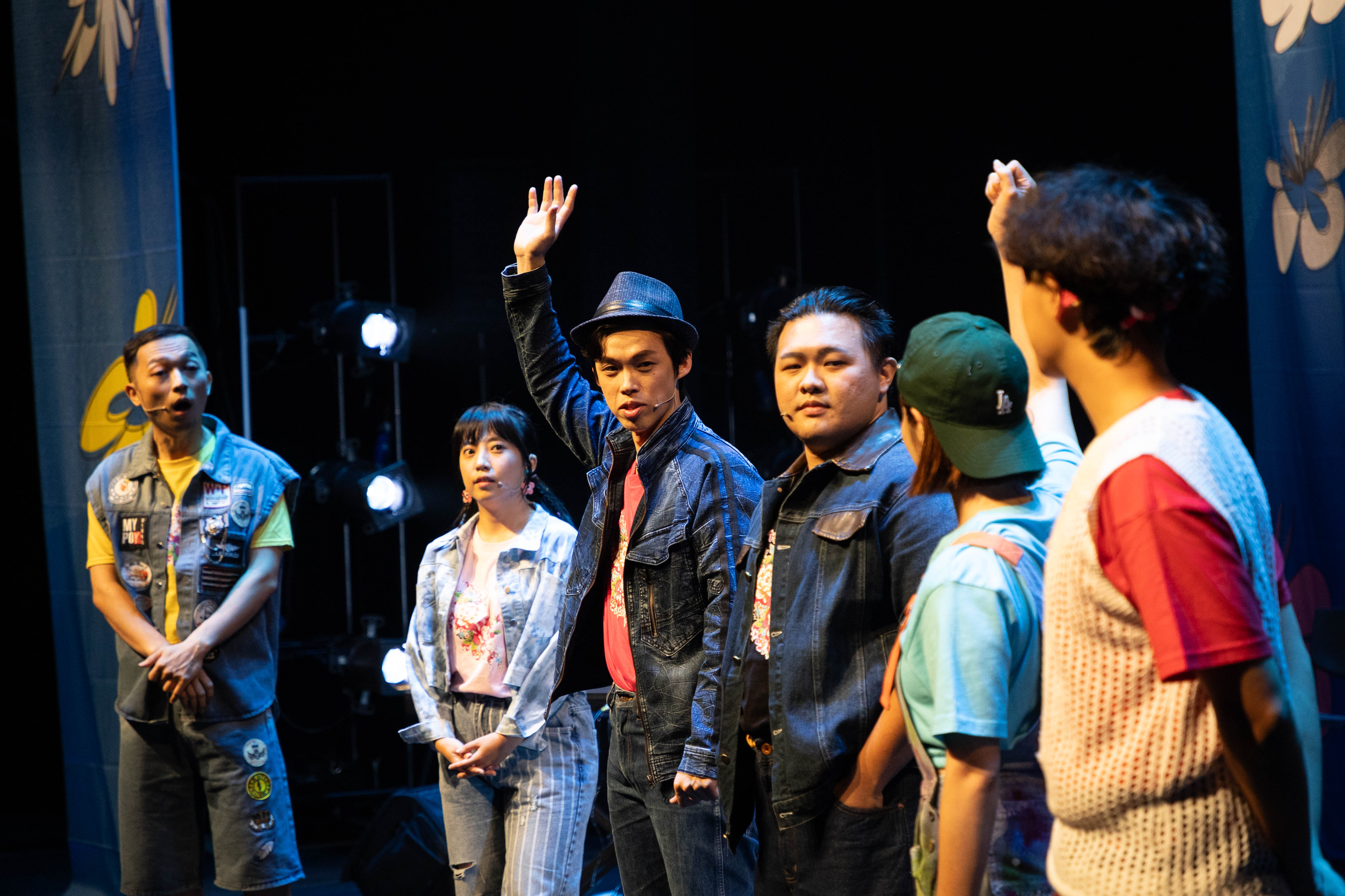 〈新生一號劇團〉客語即興創作表演，左三舉手者為張世暘導演