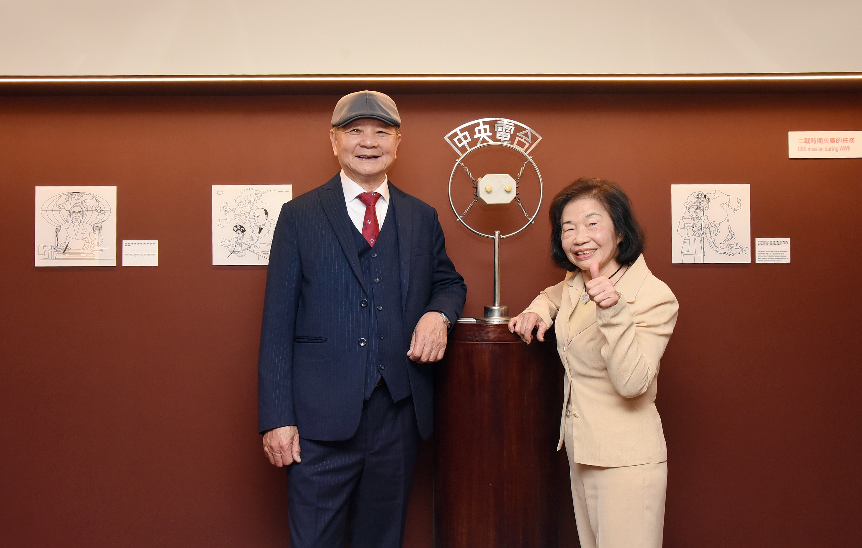 張民賢伉儷於鎮台之寶前合影