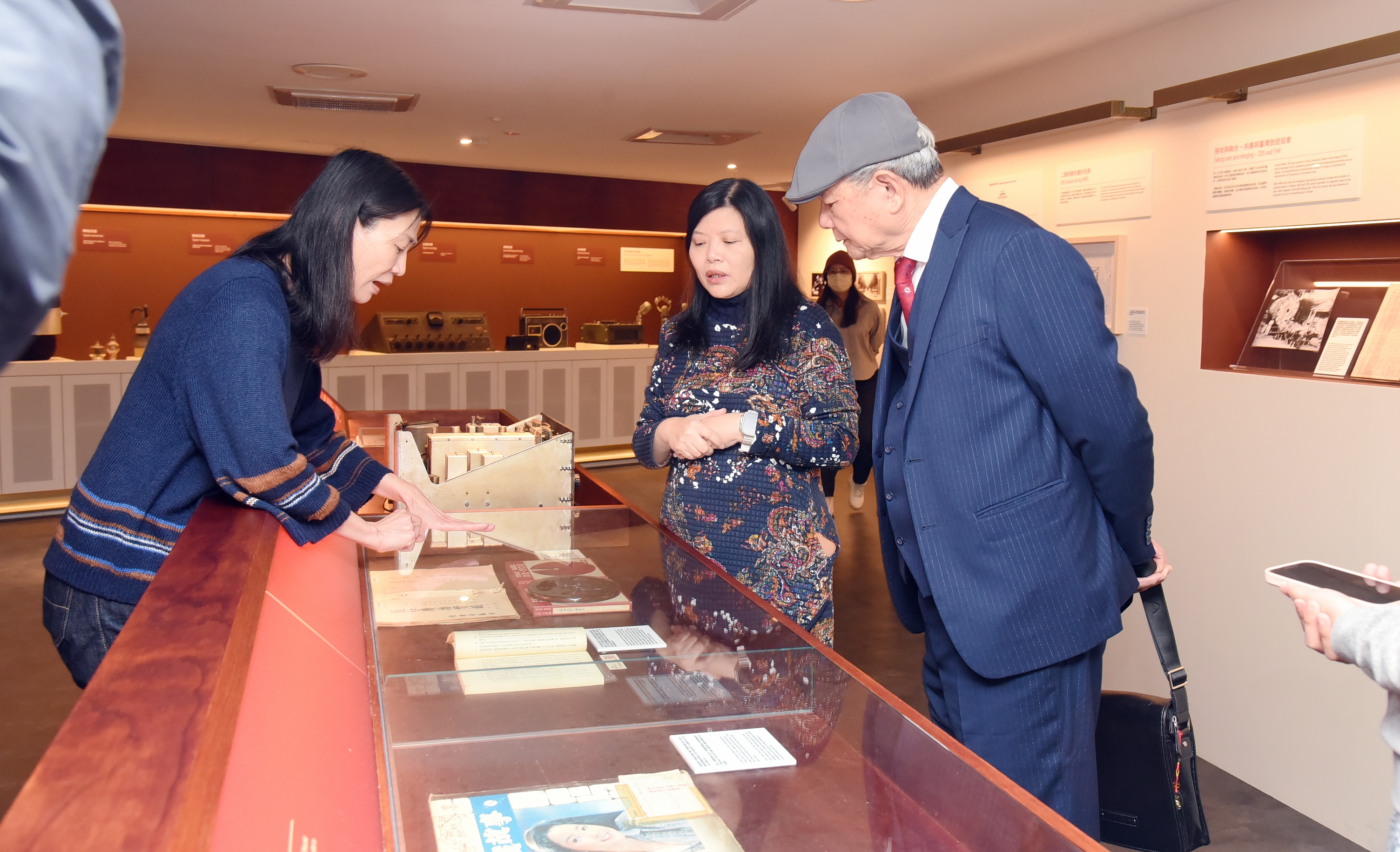 張民先生一行人參觀央廣文史館，由節目部周秀梅經理、公企組組長陳曉泠導覽解說