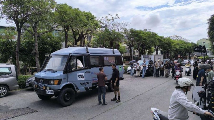 《廚師發辦》台南漁光島海灘的停泊露營車的拍攝現場 體驗團在周邊觀看(黃浩然導演提供)