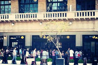 大家耐心排隊等搭電梯上去參觀