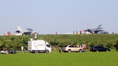 戰機操演 吸引人潮（4）