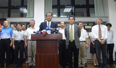 曹啟鴻率全體主管向社會道歉