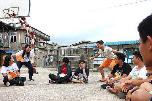 中原大學海外志工隊緬四班與緬甸華校學生進行破冰遊戲。（王彥婷提供）