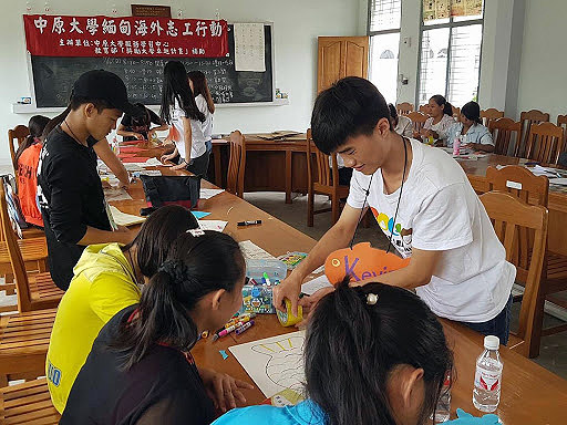 中原大學海外志工隊與緬甸華校生製作道具、籌備營隊。（王彥婷提供）