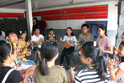 中原大學海外志工隊緬四班與緬甸生帶活動。（王彥婷提供）