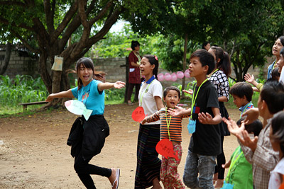中原大學海外志工隊緬四班與緬甸學生帶孤兒院生跳舞。（王彥婷提供）