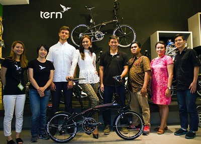 騰逸公司摺疊自行車布局全球，圖為印尼小姐與Kompas來台訪問。(王艾婷提供)