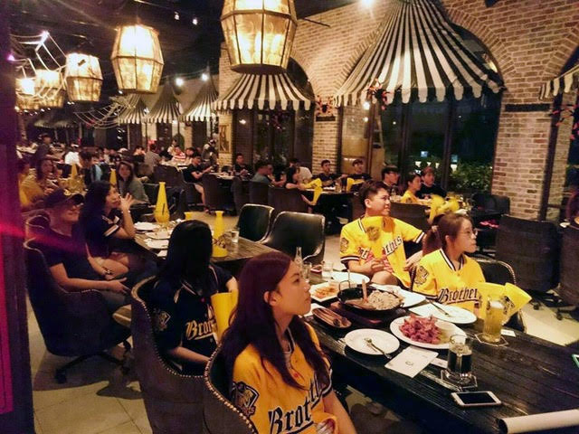 金色三麥內總有濃濃的啤酒香與熱烈的運動氣氛