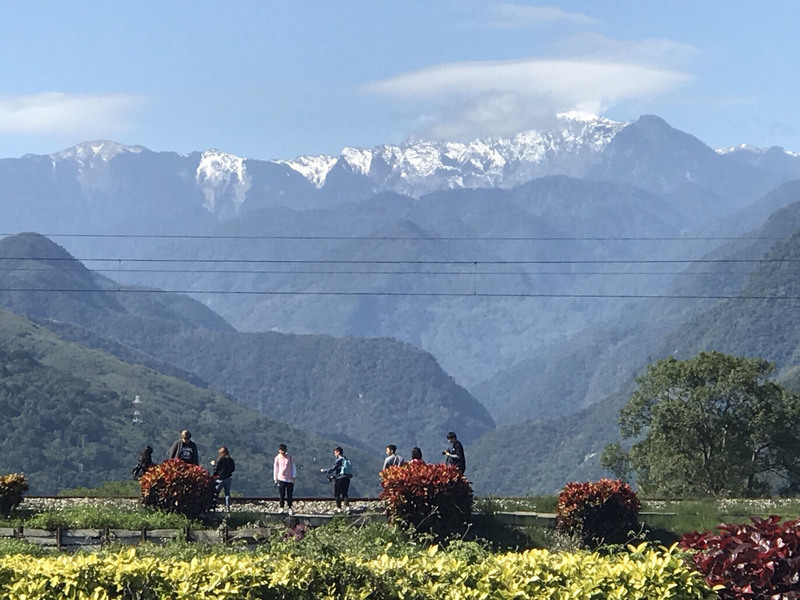 拍山頂雪景闖入鐵軌　危險行徑已觸法（1）