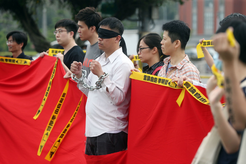 戴眼罩鐵鍊　象徵失自由無溝通（2）