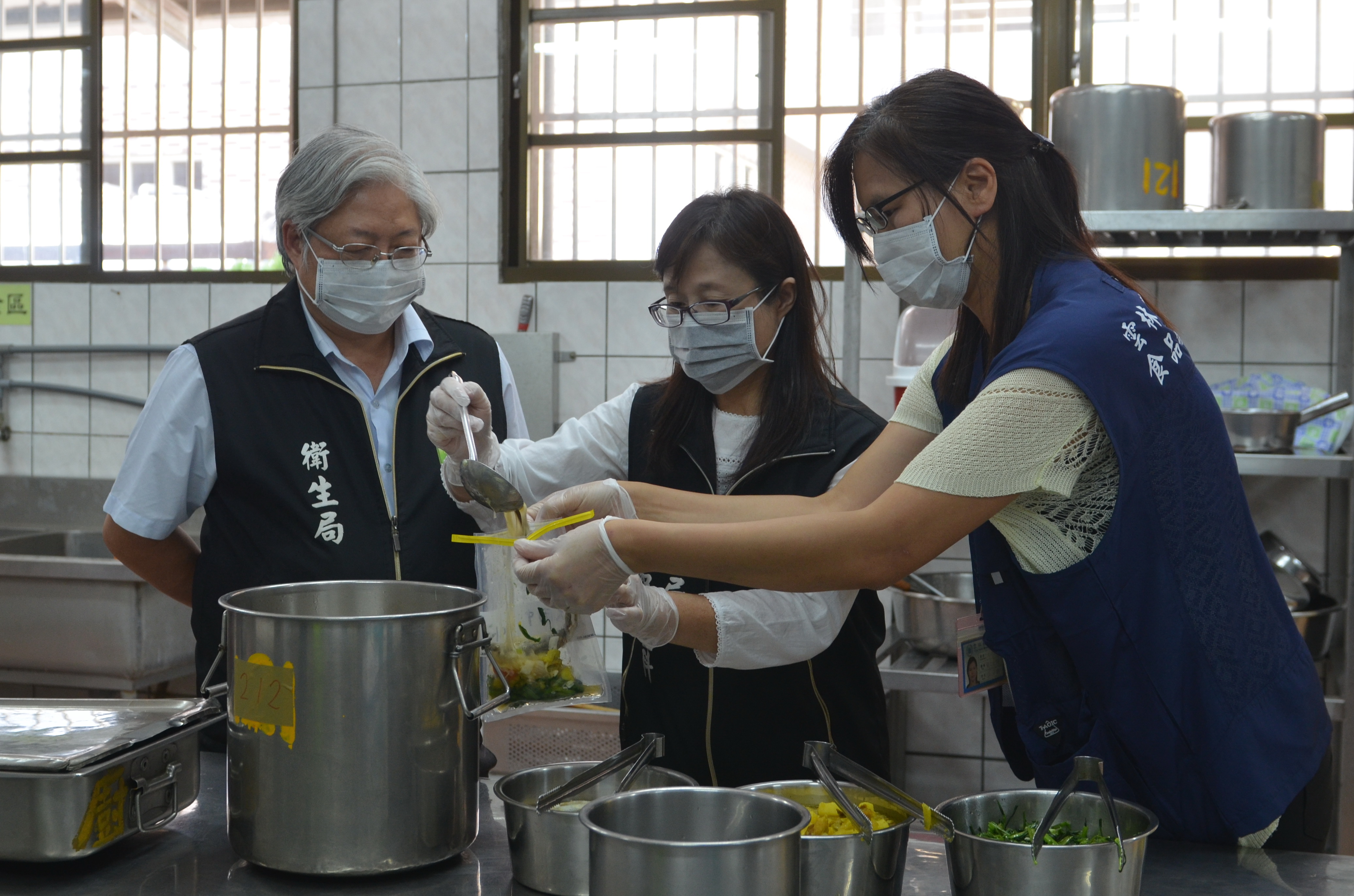 ◎雲林縣國小學童享用免費營養午餐，相關經費由砂石開採獲益支應